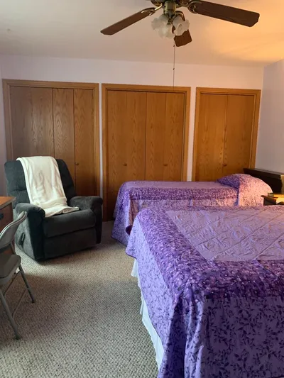 Queen Bed and Twin Bed image