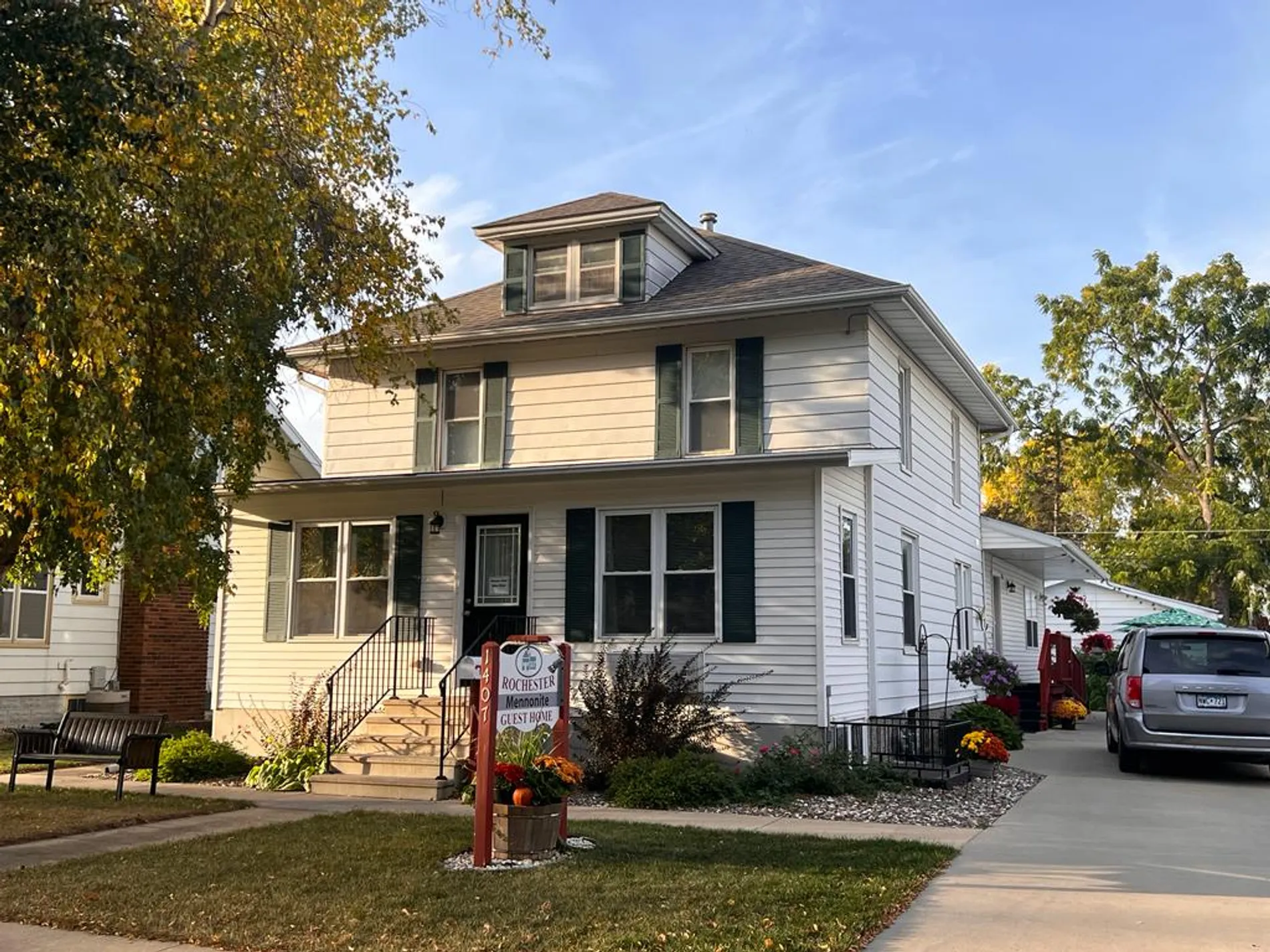 Front of Rochester Mennonite Guest Home in summer